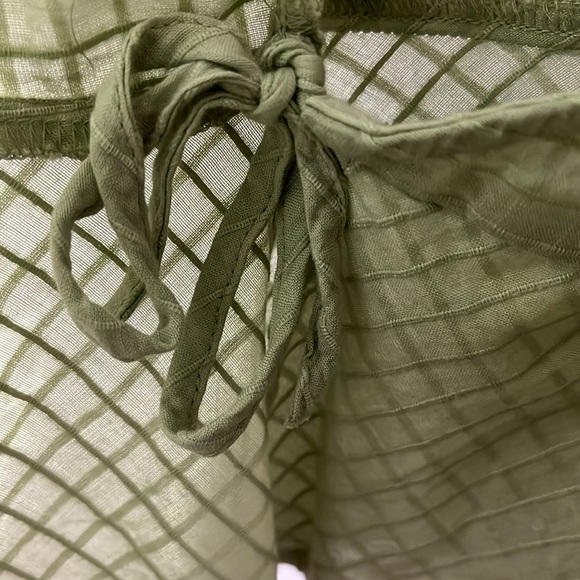 Universal Thread Wrap style blouse with puffy mid length sleeves. NWOT small - Picture 6 of 9